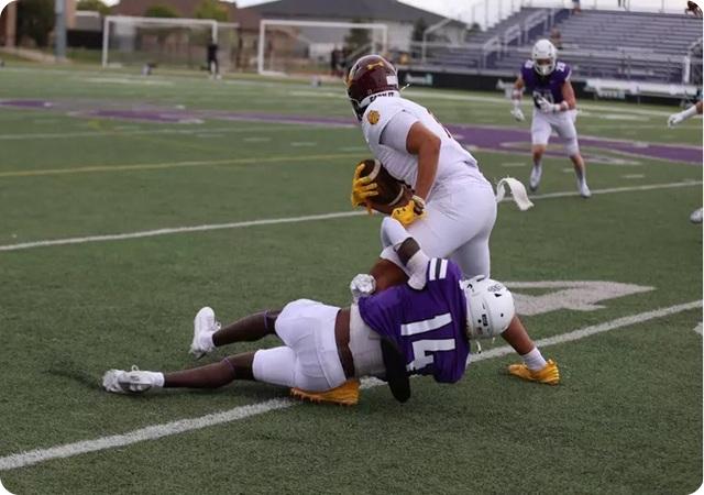 Bulldogs down Sioux Falls 34-17