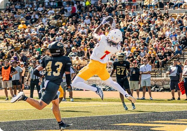 Gorillas Muscle Past Hornets, 42-29